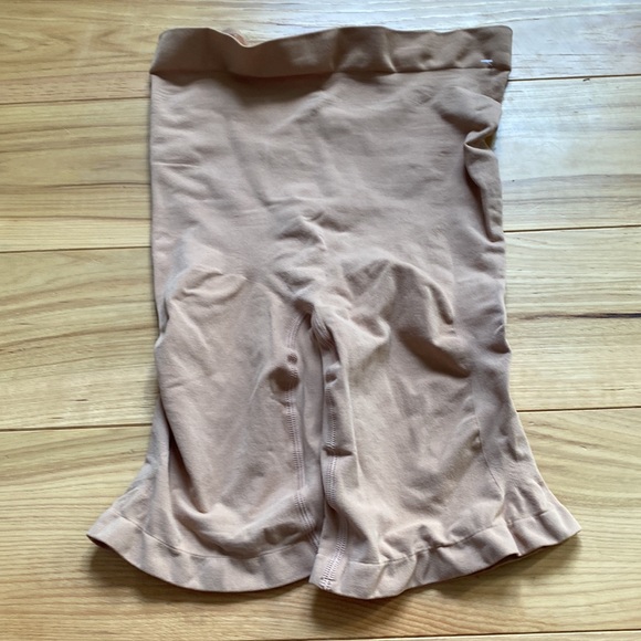 SKIMS SCULPTING MID THIGH SHORTS - Picture 2 of 4